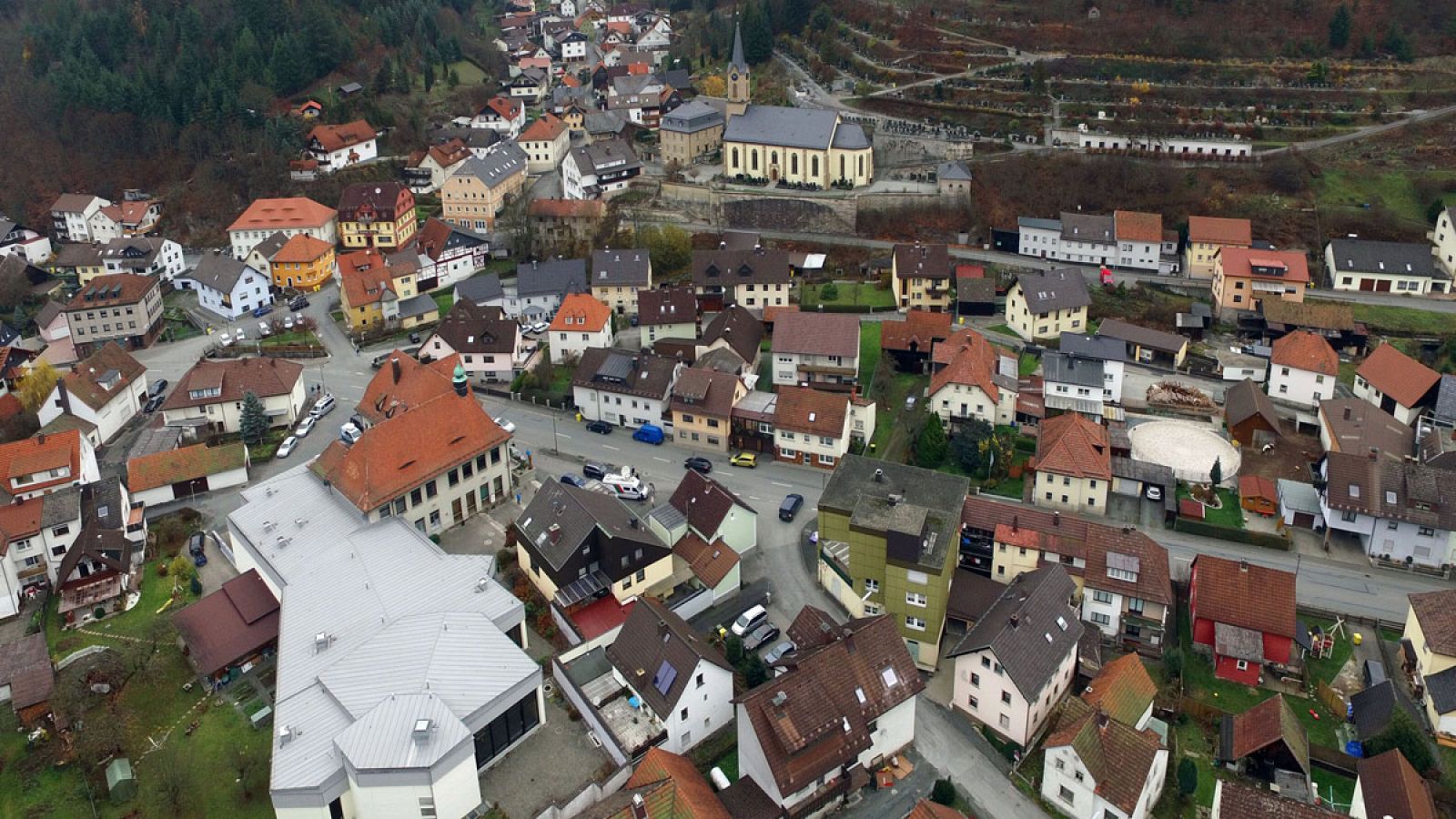 Vista aérea de la localidad de Wallenfels, al sur de Alemania, donde fueron hallados los cuerpos de ocho bebés en una casa.