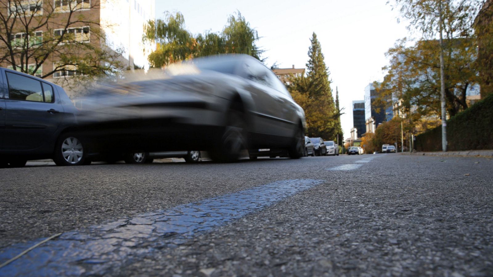 Un coche circula al lado de una de las zonas de estacionamiento regulado, que el viernes estaban restringidas a los no residentes