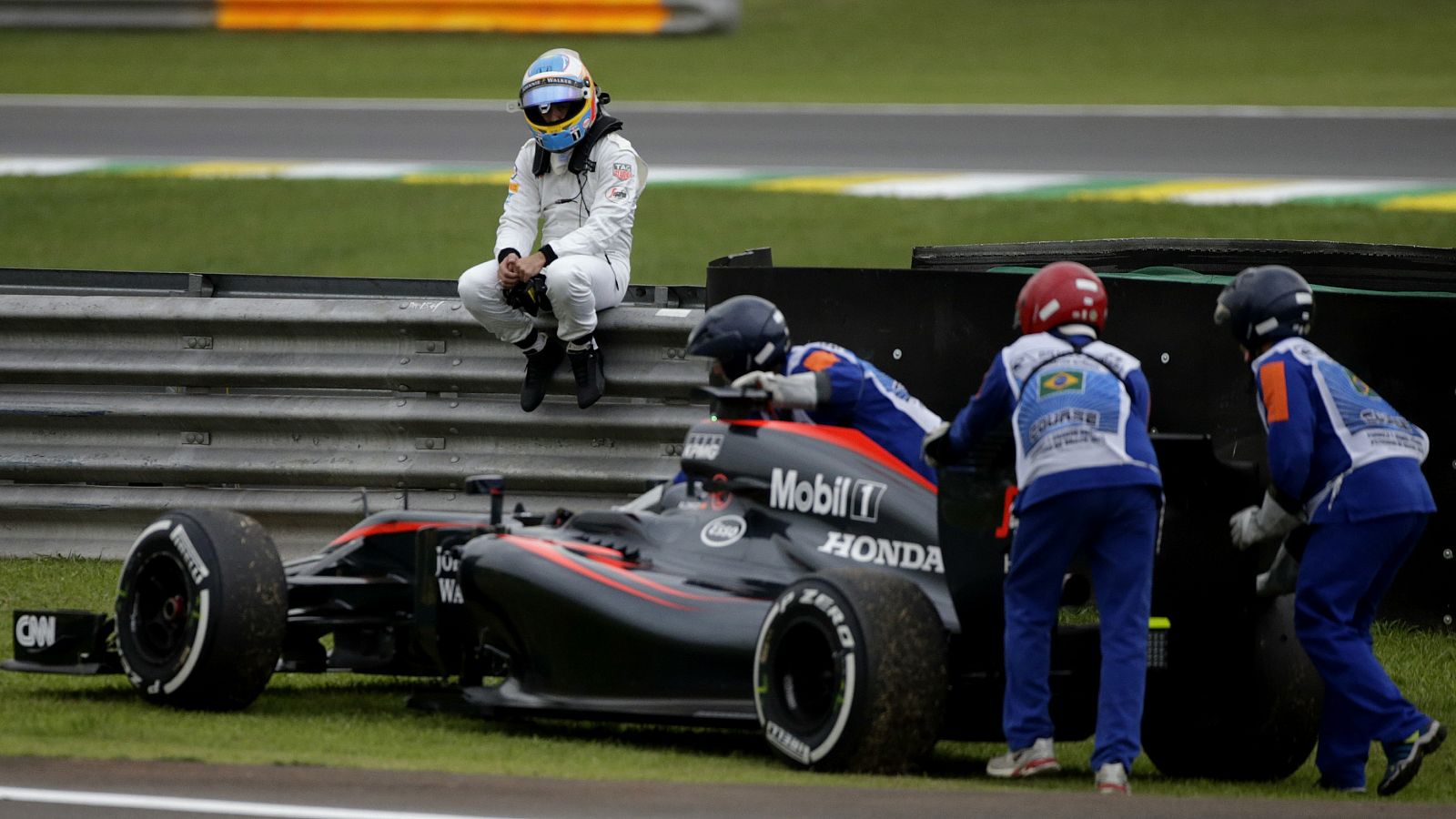 Fernando Alonso deja los entrenamientos por una avería de su McLaren.