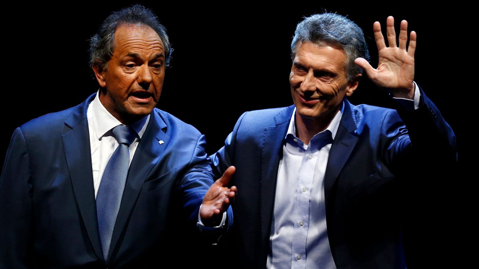 El candidato oficialista Daniel Scioli y el opositor Mauricio Macri se enfrentan en un debate televisado una semana antes de la segunda vuelta de las elecciones en Argentina.
