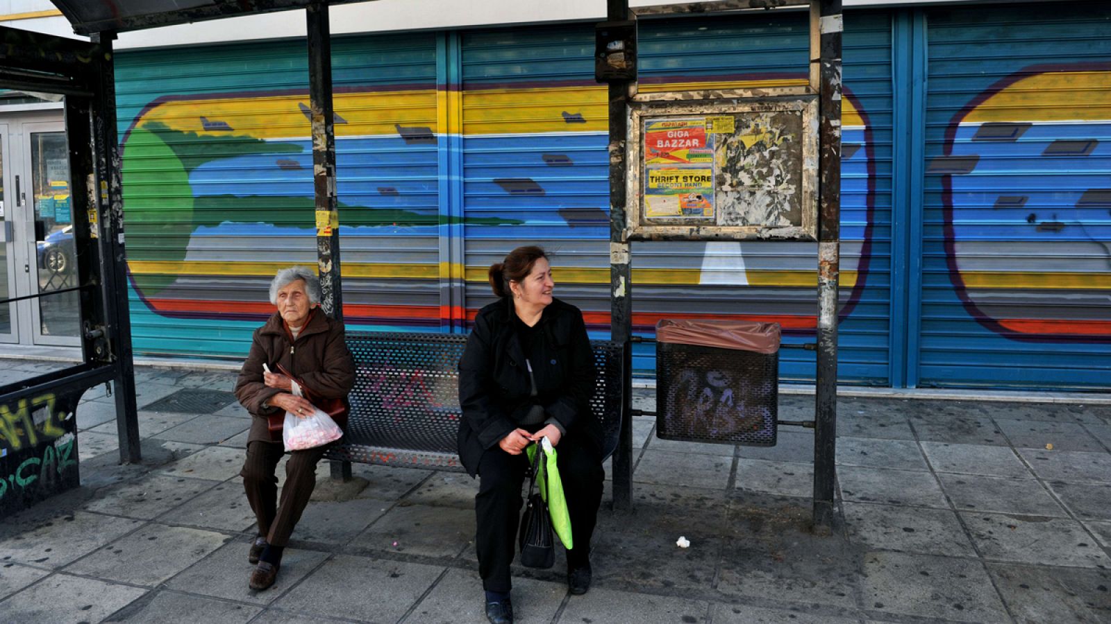 Dos mujeres esperan el autobús en el centro de Atenas