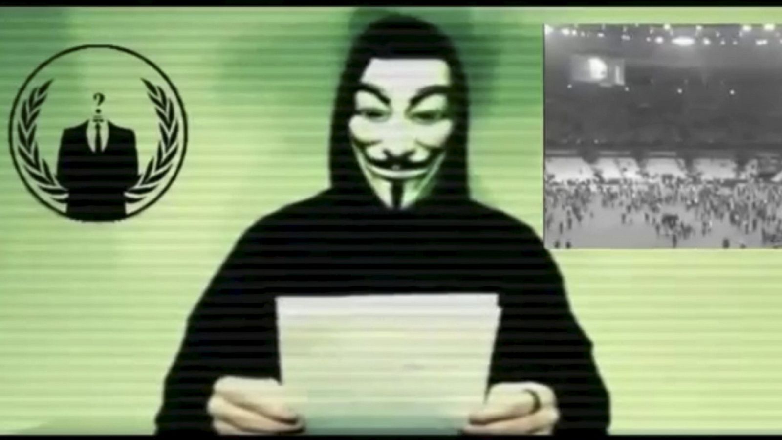 Fotograma del vídeo amenazando al EI, colgado en internet este lunes, atribuido a la red Anonymous