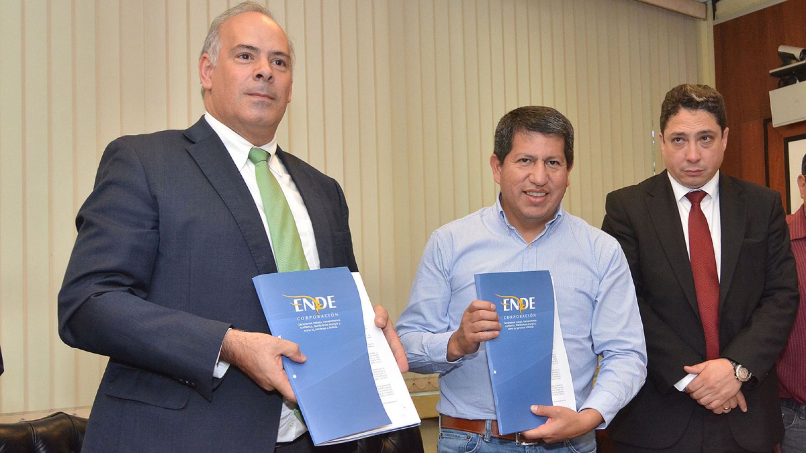 El representante de empresas Iberdrola, S.A. e Iberdrola Energía, S.A.U., Mario Ruiz Tagle (i), y el ministro boliviano de Hidrocarburos y Energía, Luis Alberto Sánchez, firman un acuerdo de compensación