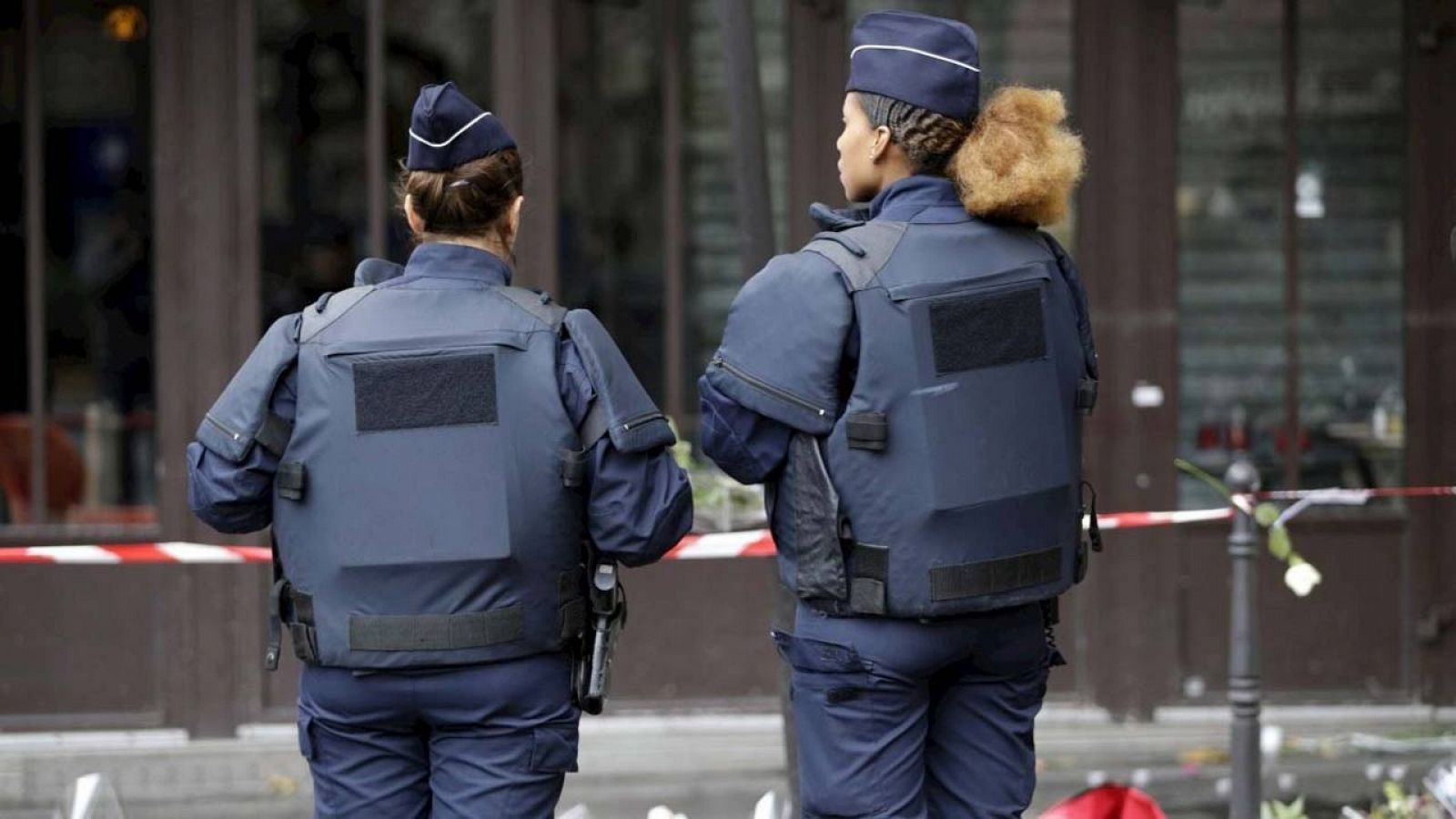 Agentes de Policía francesas frente a un memorial por los atentados de París improvisado frente a una cafetería, el 17 de noviembre de 2015.  AFP PHOTO / KENZO TRIBOUILLARD