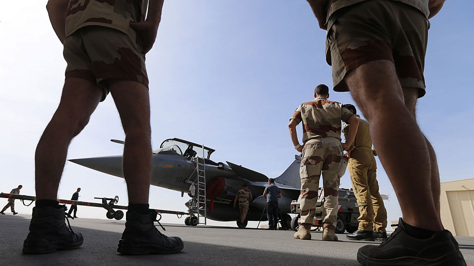 Soldados franceses preparan un avión Rafael que participa en las operaciones contra el Estado Islámico en Siria.
