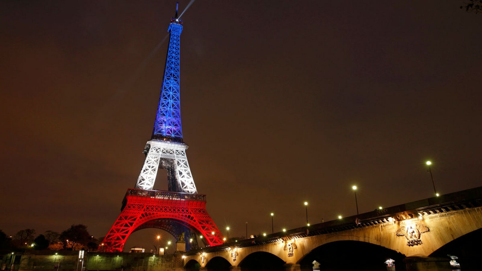 La torre Eiffel iluminada con los colores de la bandera francesa tras los atentados terroristas en París