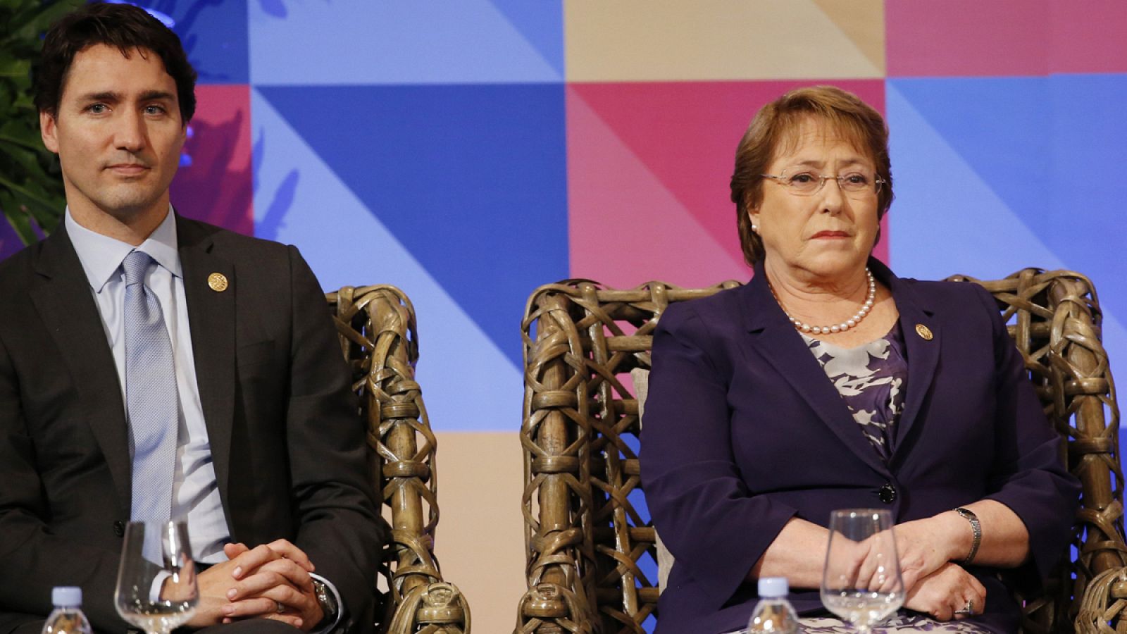 El primer ministro canadiense y la presidenta chilena en la reunión de la APEC