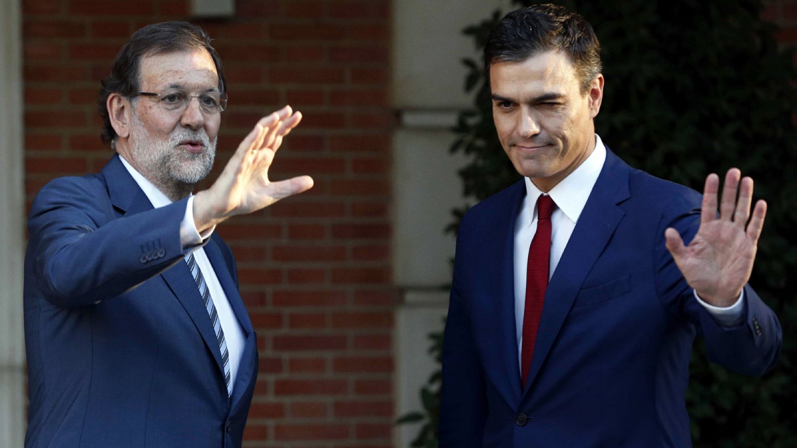 Mariano Rajoy y Pedro Sánchez en el primer encuentro que mantuvieron tras las elecciones generales de 2015, el 23 de diciembre