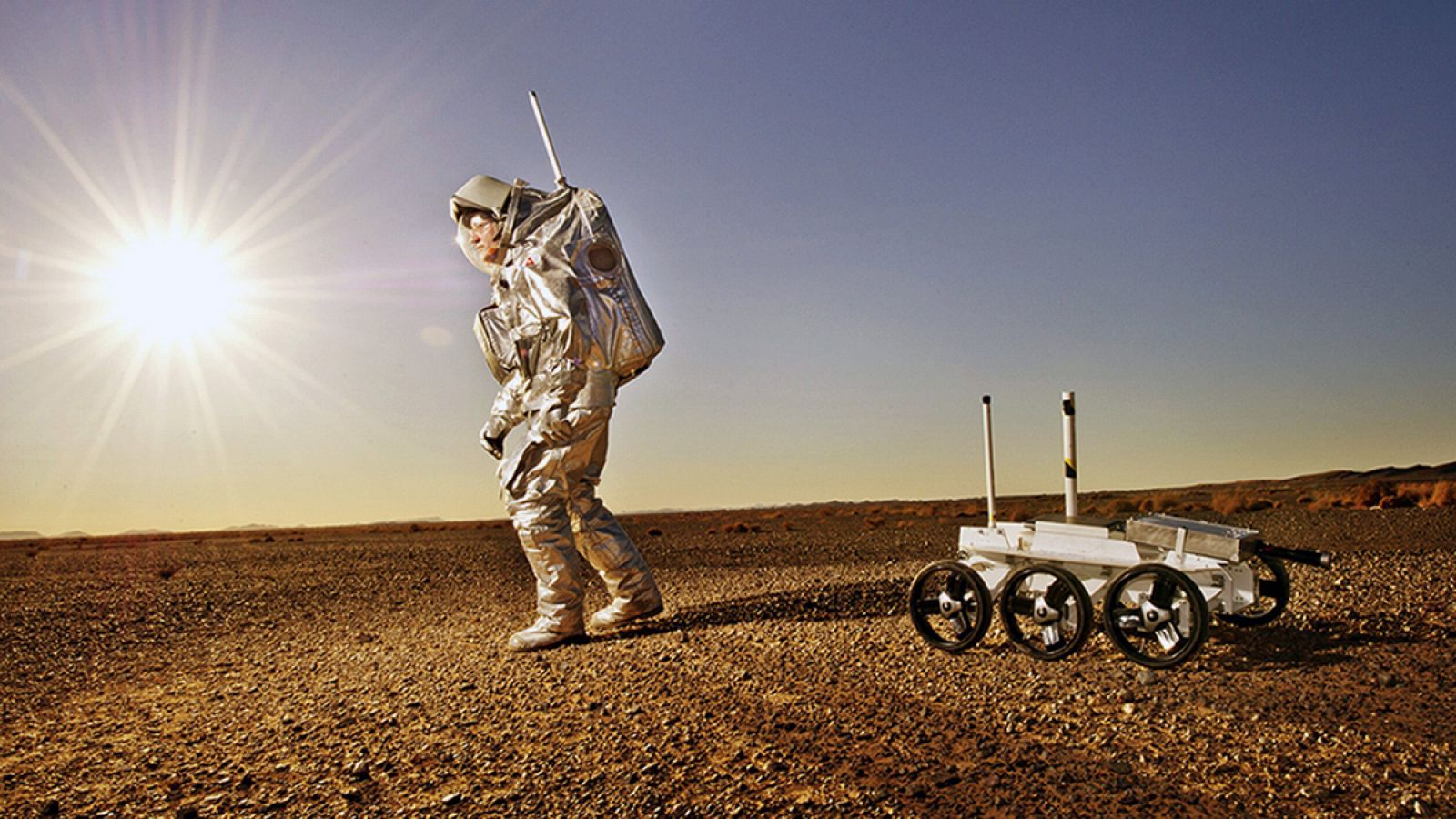 Simulación de un astronauta sobre la superficie marciana.