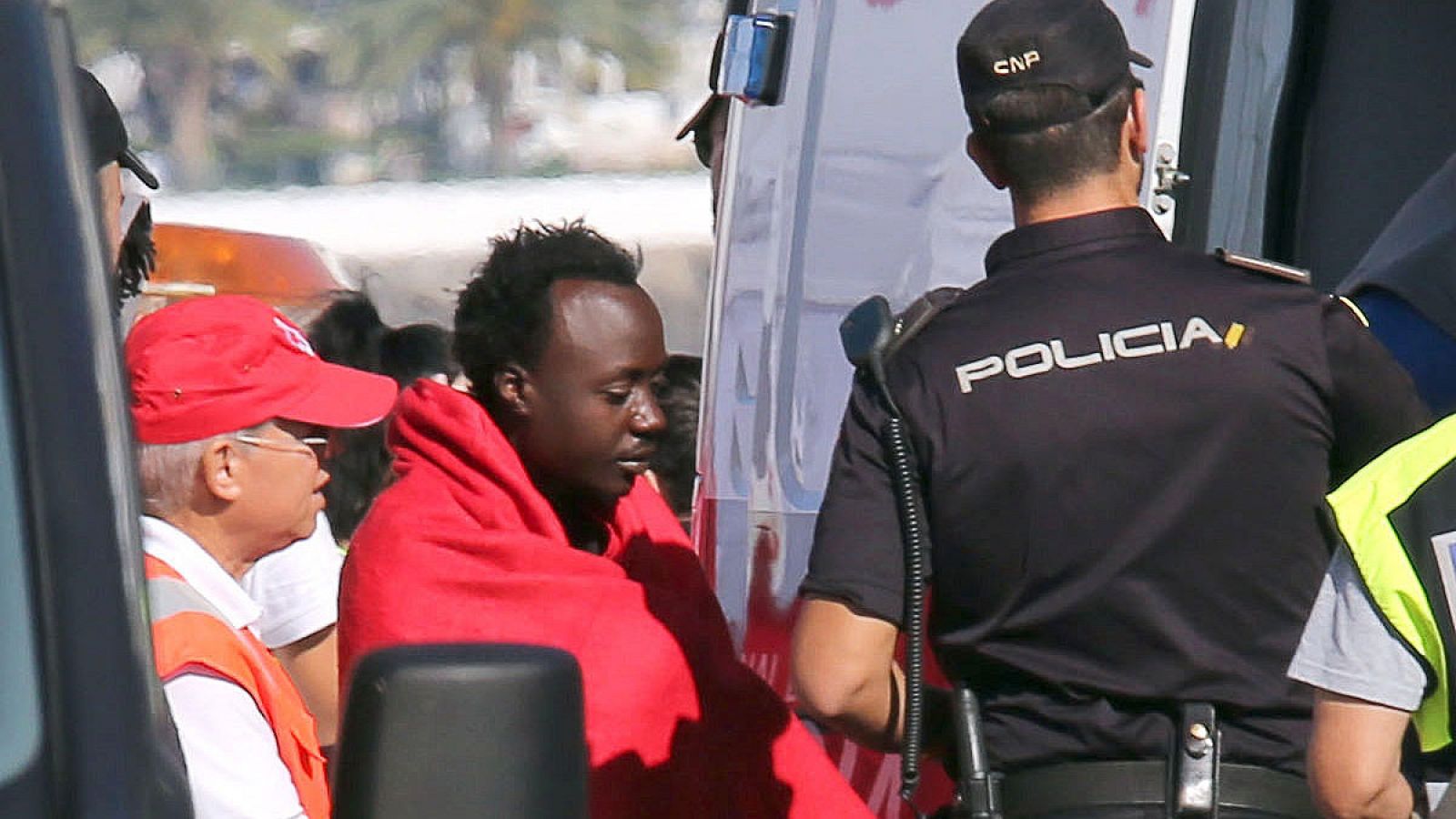 Uno de los 22 inmigrantes que fue rescatado después de que naufragase la patera en la que viajaba hacia Gran Canaria