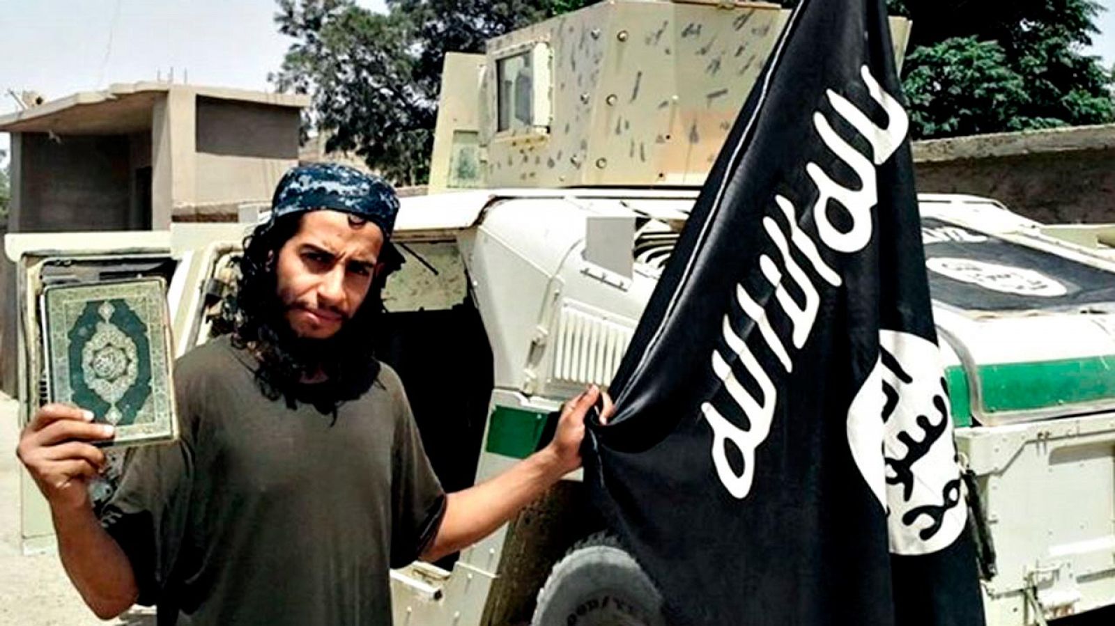 Imagen sin fechar del presunto yihadista Abdelhamid Abaaoud, publicada en la revista 'Dabiq', que edita en internet el Estado Islámico