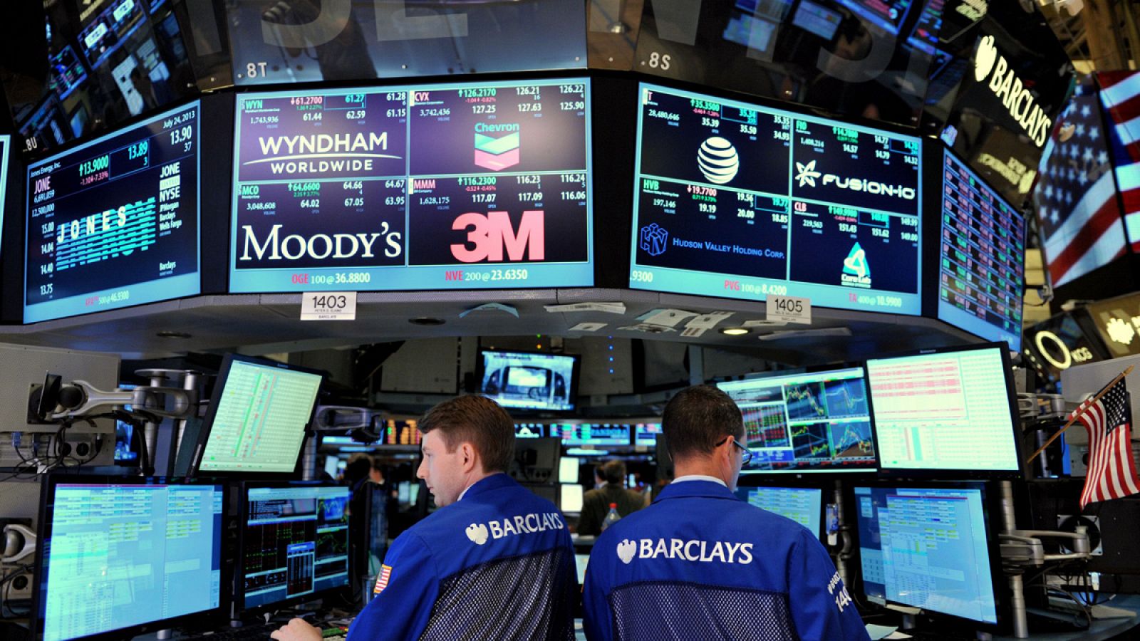 Dos brókers trabajan en el puesto de Barclays en la Bolsa de Nueva York