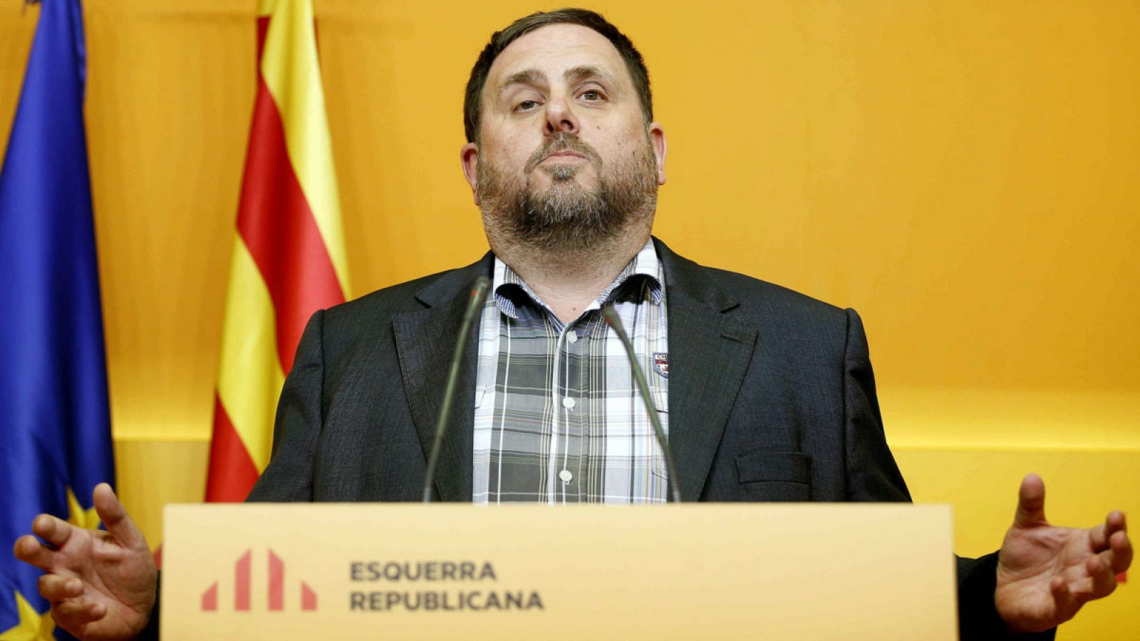 El presidente de ERC Oriol Junqueras comparece ante los medios tras la reunión extraordinaria para ver el estado de las negociaciones entre JxS y la CUP