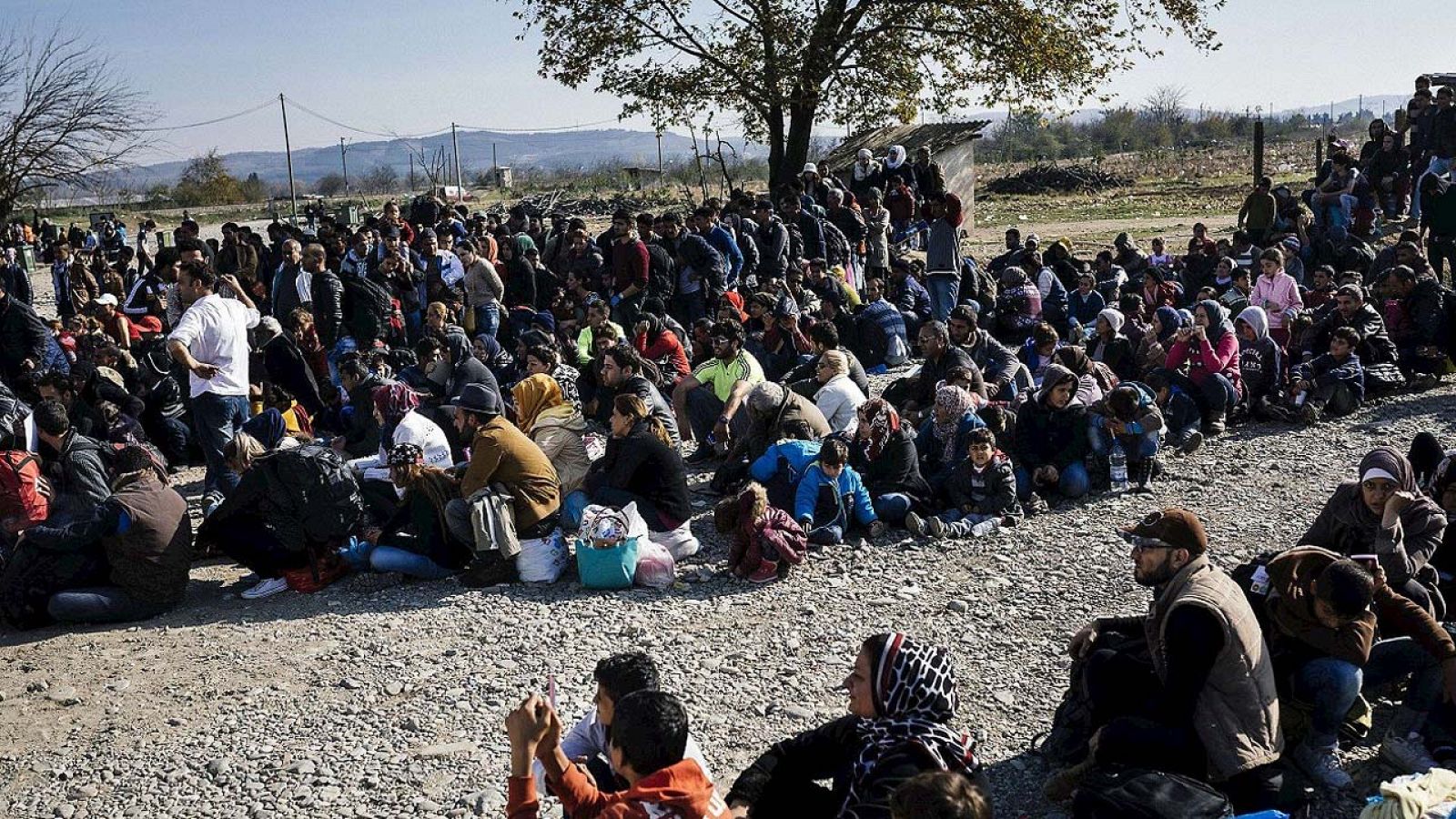 Migrantes y refugiados esperan entrar en un centro de identificación en Gevgelija, Macedonia, el 18 de noviembre de 2015. AFP PHOTO / DIMITAR DILKOFF