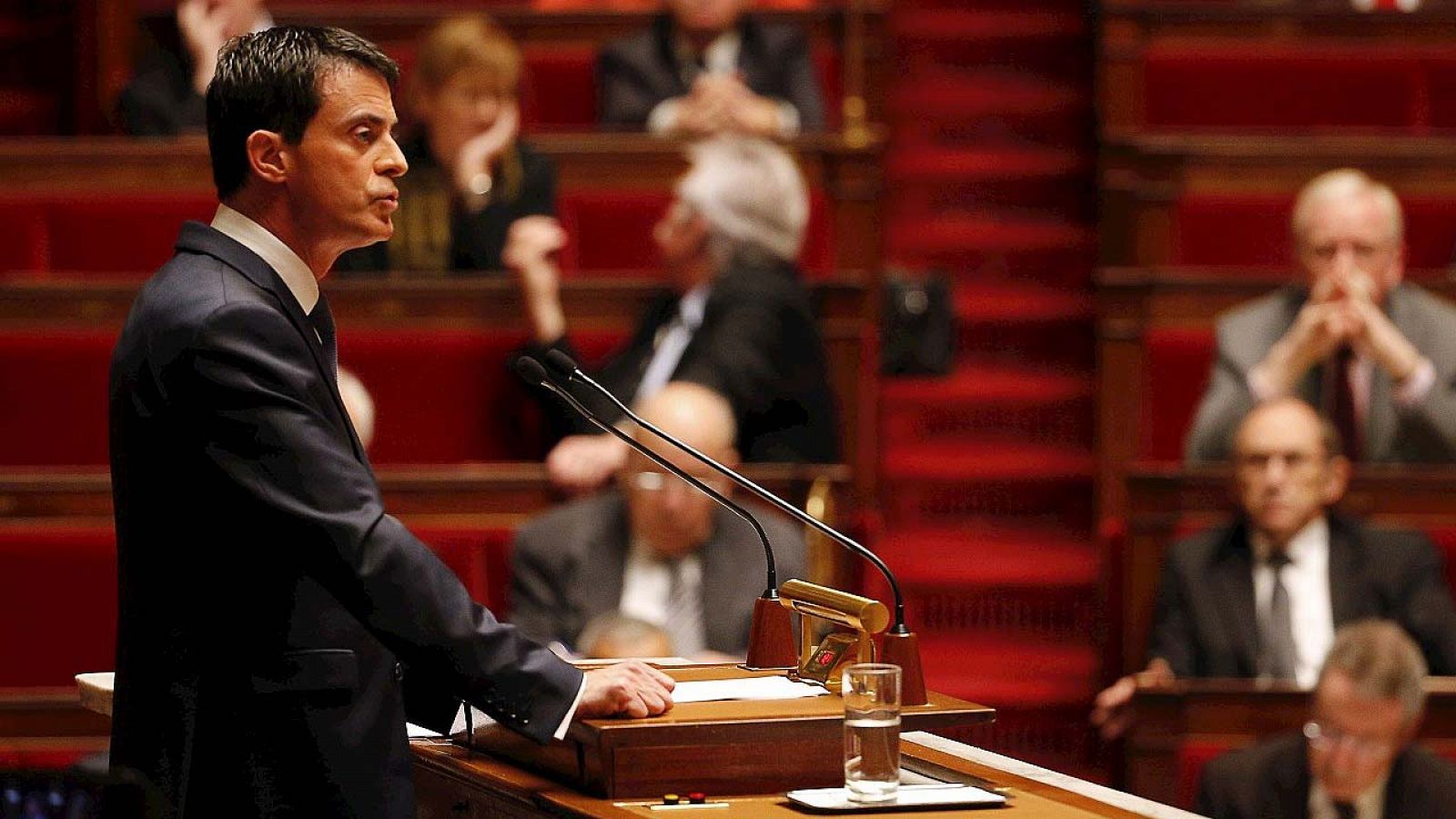 El primer ministro francés, Manuel Valls, se dirige a la Asamblea Nacional para solicitar la ampliación del estado de emergencia tras los atentados de París, el 19 de noviembre de 2015. AFP PHOTO / FRANCOIS GUILLOT