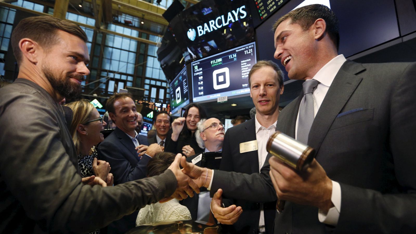 Jack Dorsey, consejero delegado de Square y de Twitter, recibe la enhorabuena del presidente de la Bolsa de Nueva York Tom Farley, tras su debut en el parqué neoyorquino