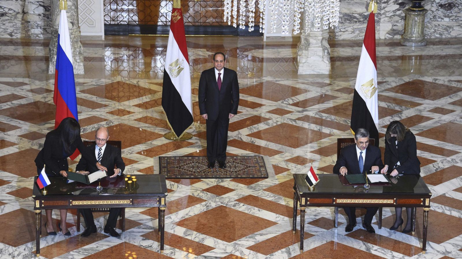 El director de la agencia atómica rusa (Rosatom), Serguéi Kiriyenko, y el ministro egipcio de Electricidad, Mohamed Shaker, ante el presidente de Egipto, Abdelfatah al Sisi, durante la firma del acuerdo en El Cairo, Egipto
