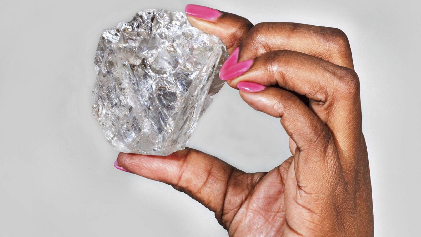Fotografía facilitada por Lucara Diamond Corp que muestra el diamante de 1.111 quilates encontrado en Botswana