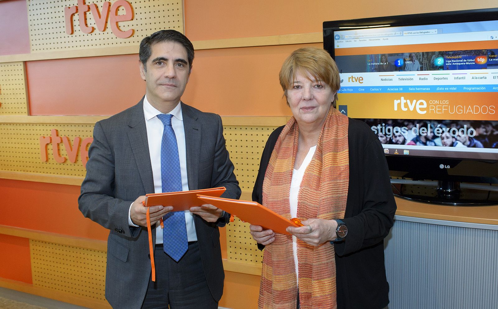 Manuel Ventero con Mª Angeles Siemens tras la firma