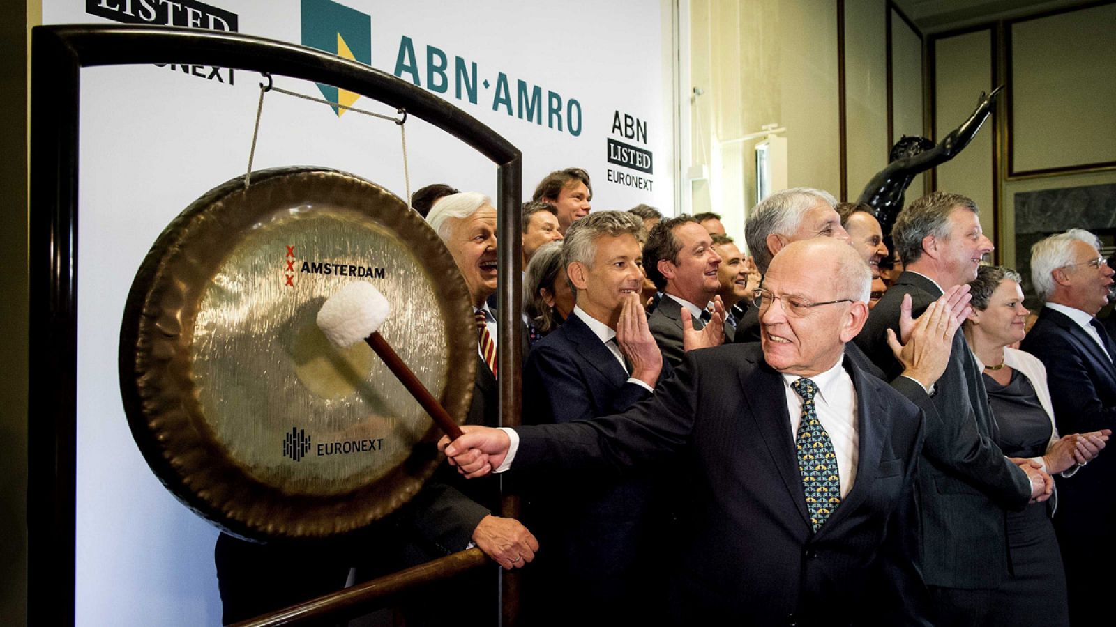 El presidente del banco holandés ABN AMRO, Gerrit Zalm, hace sonar el gong en la Bolsa de Amsterdam