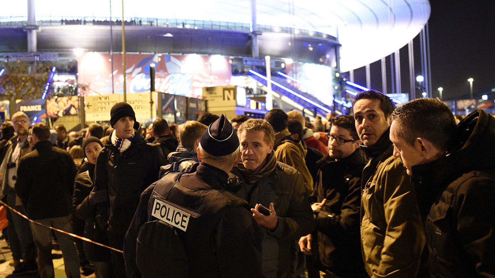 Aficionados en la salida del Estadio de Francia tras los ataques del 13 de noviembre en París,