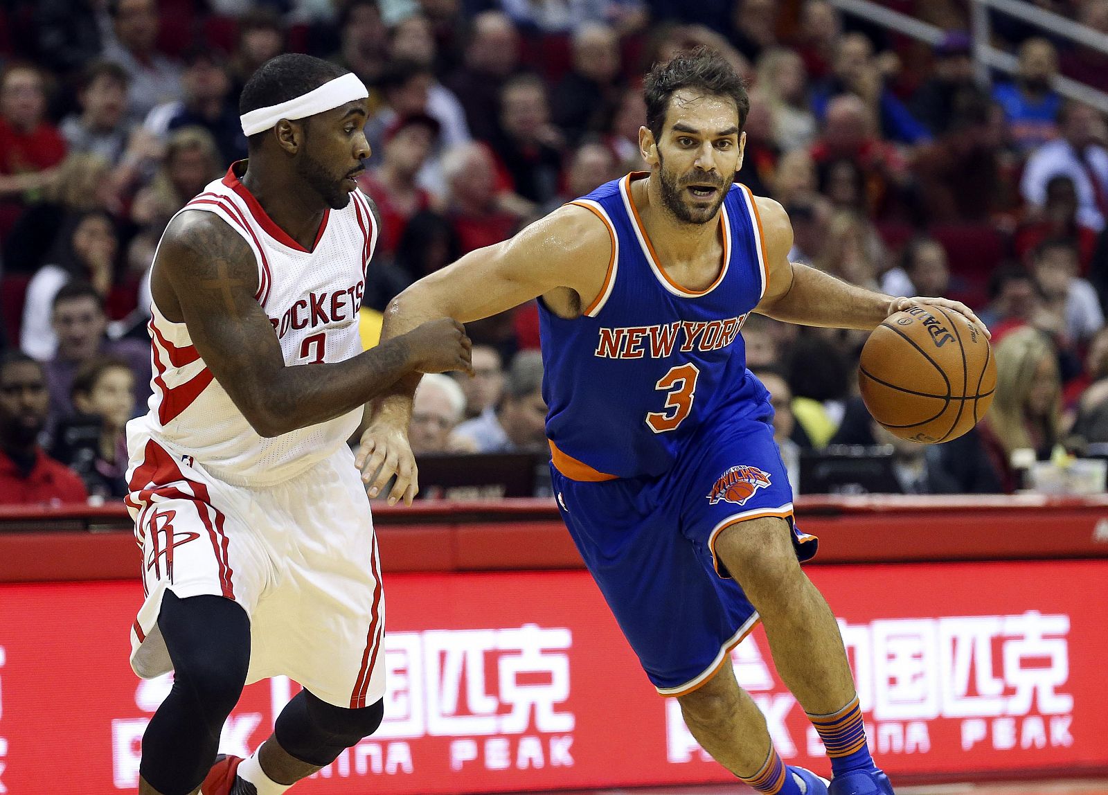 José Calderón trata de superar a Ty Lawson durante el partido.