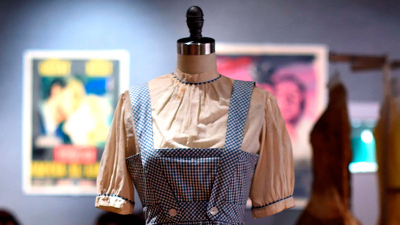 Detalle del vestido que la actriz Judy Garland lució en la versión cinematográfica de 'El mago de Oz'.