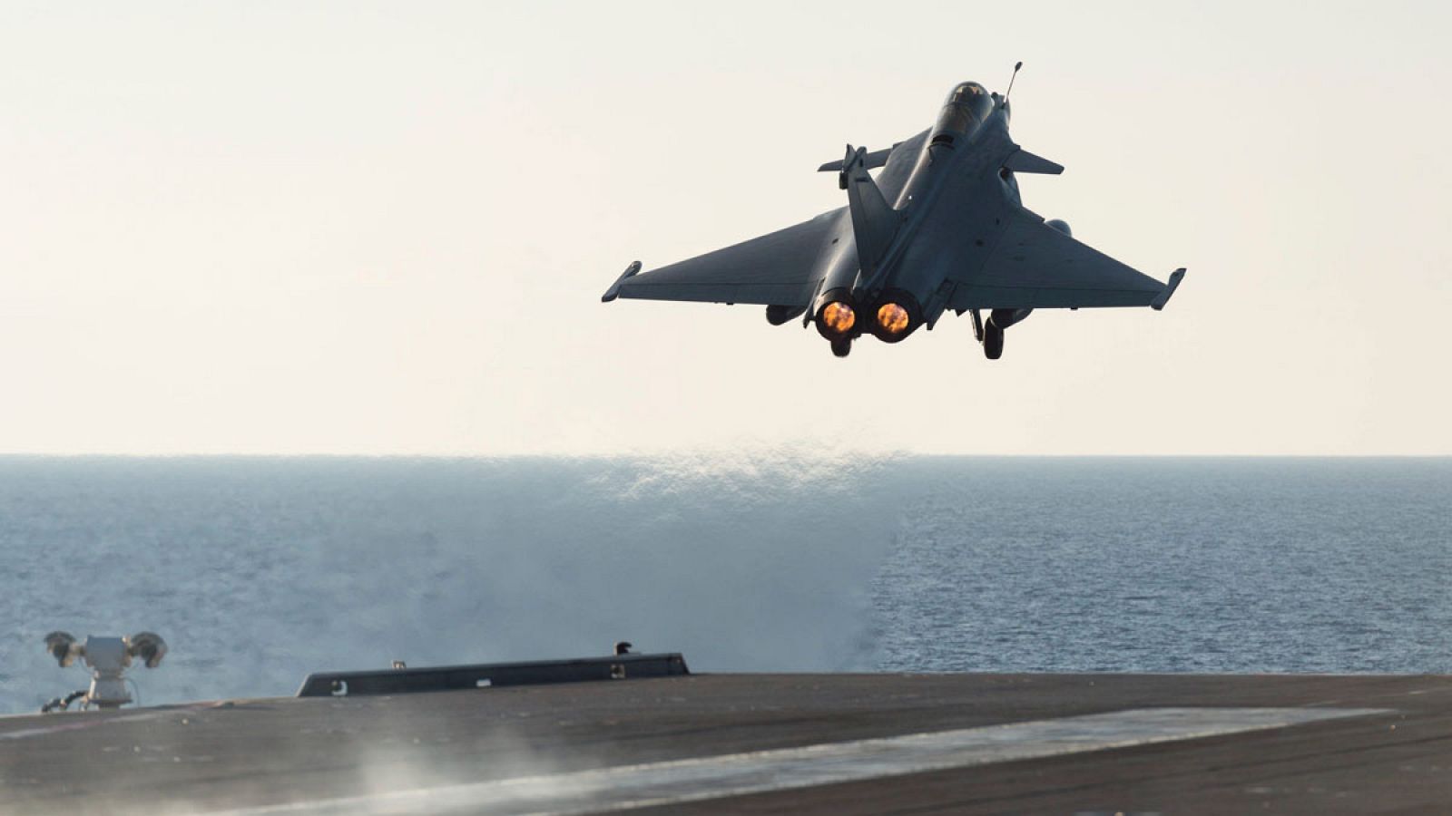 Un caza francés despega del portaaviones Charles de Gaulle