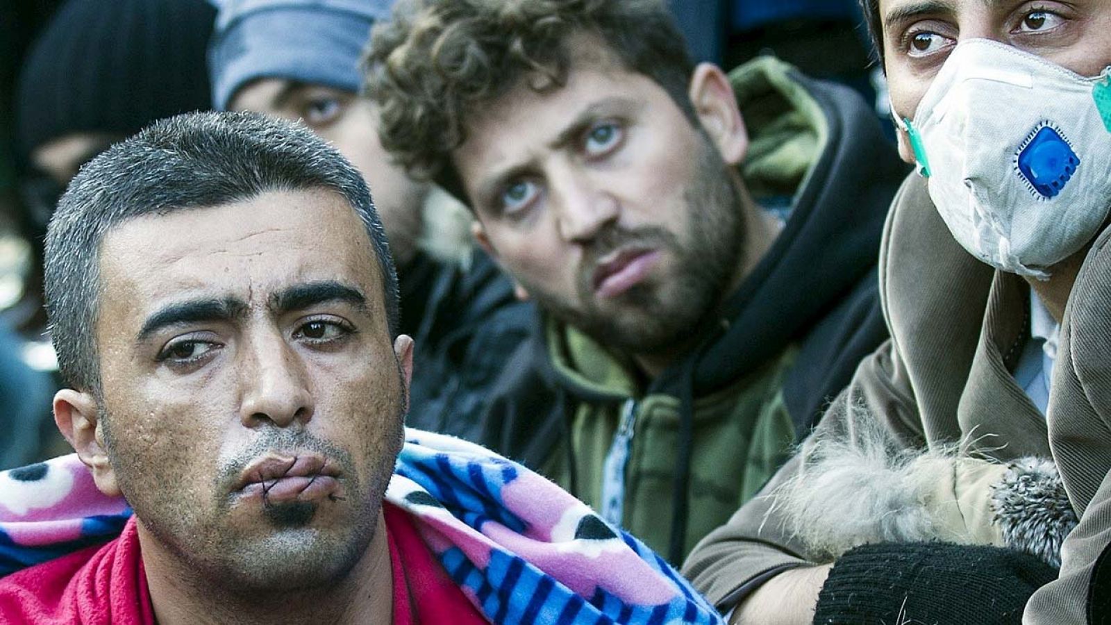 Refugiados iraníes con las bocas cosidas durante la huelga de hambre en Gevgelija, en la frontera entre Macedonia y Grecia, el 23 de noviembre de 2015. AFP PHOTO / ROBERT ATANASOVSKI