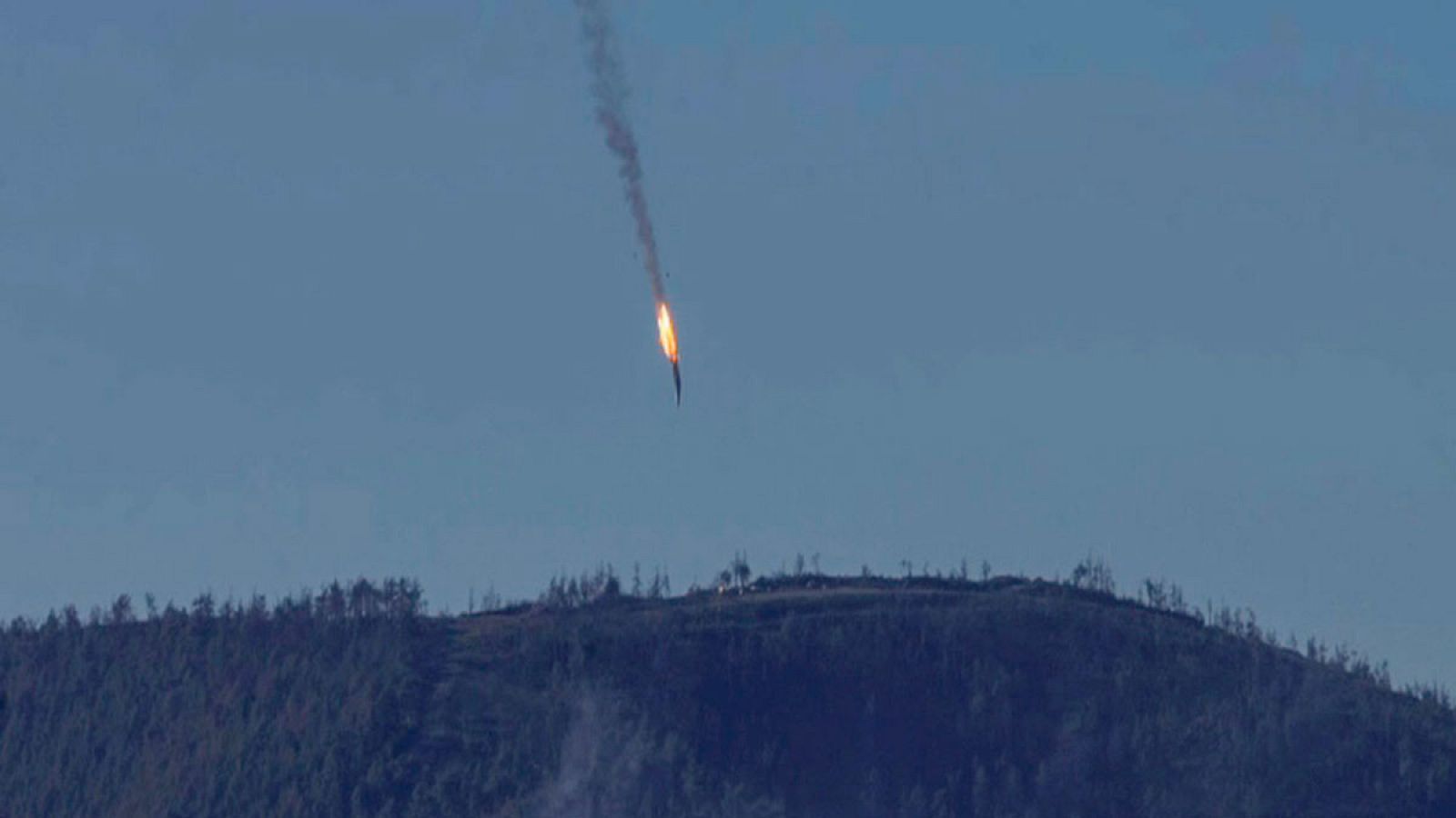 Captura de video facilitada por el canal de televisión HaberTurk que muestra el avión ruso derribado cerca de la frontera entre Siria y Turquía.