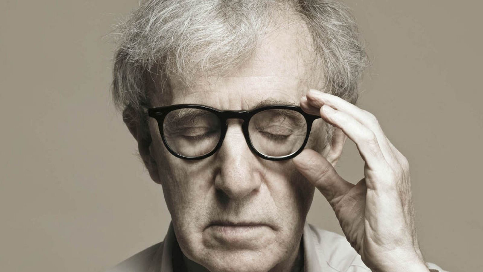 El cineasta en la imagen de la portada de 'Woody Allen. El último genio' (Plaza & Janés)