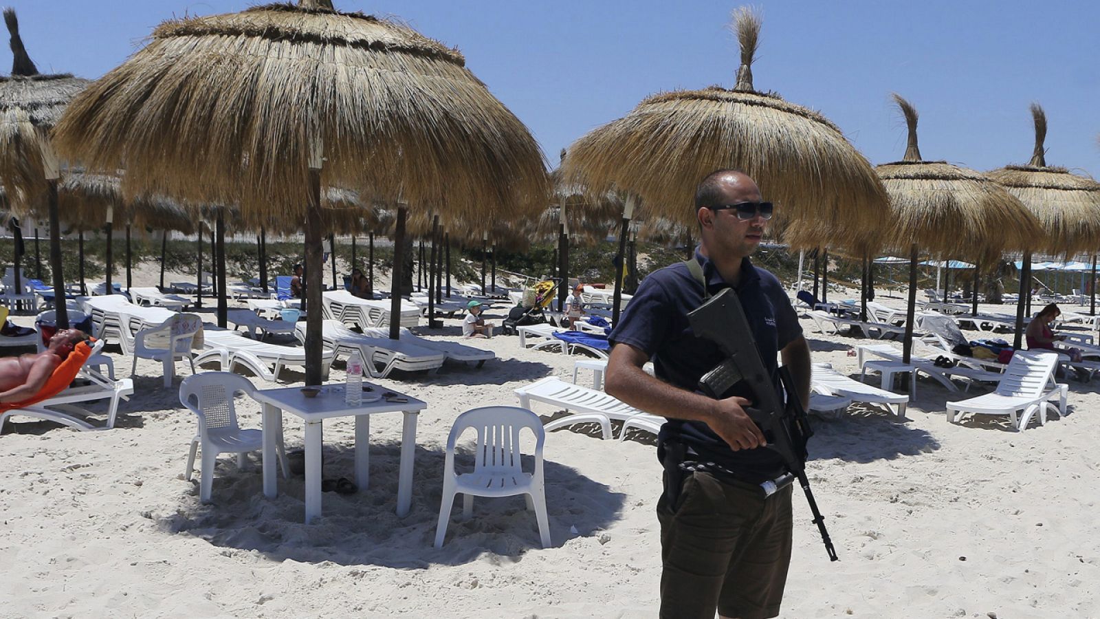 Un agente de policía vigila en la playa donde fueron asesinados turistas el pasado mes de junio, cerca del hotel Marhaba de Susa, Túnez