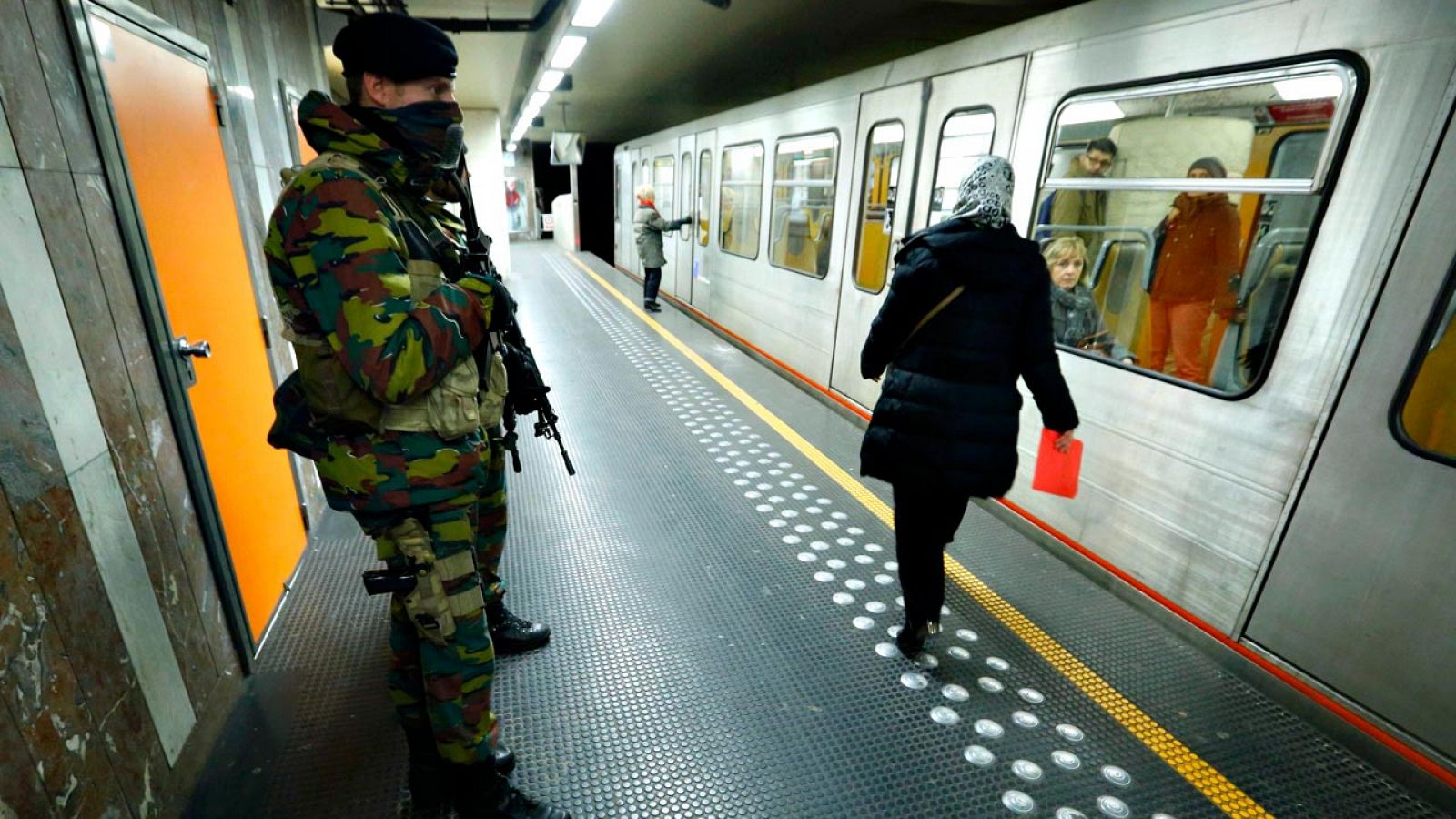 Un soldado vigila un andén del metro de Bruselas, recién reabierto