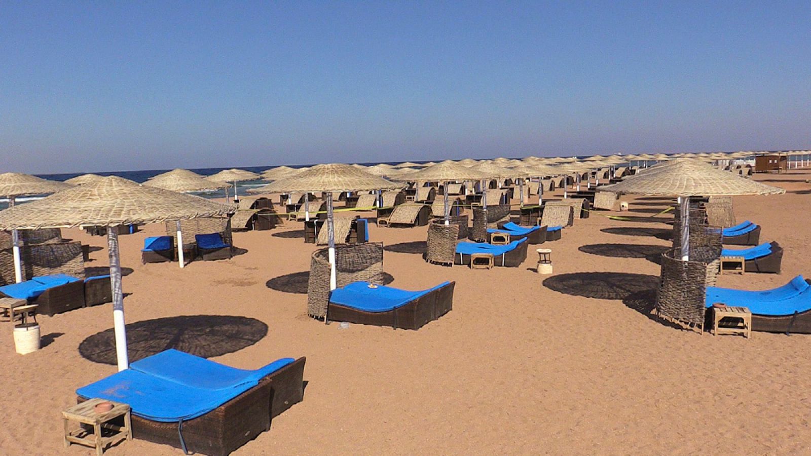 Una de las playas de la localidad egipcia de Sharm el Sheij, completamente desierta tras el atentado contra el avión ruso