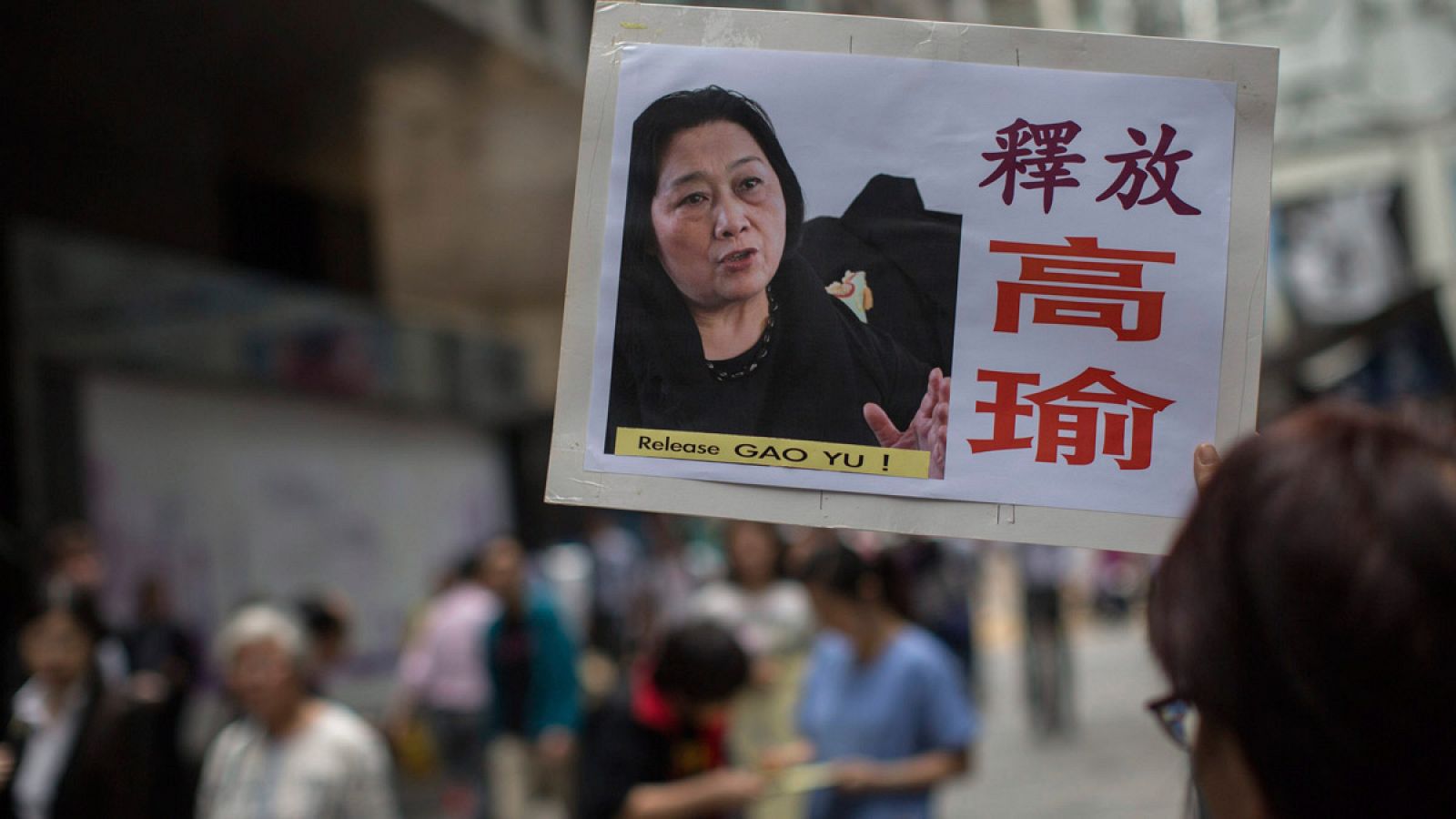 Un manifestante muestra una fotografía de la periodista china Gao Yu durante una protesta de apoyo en la que exigen su liberación en Hong Kong.