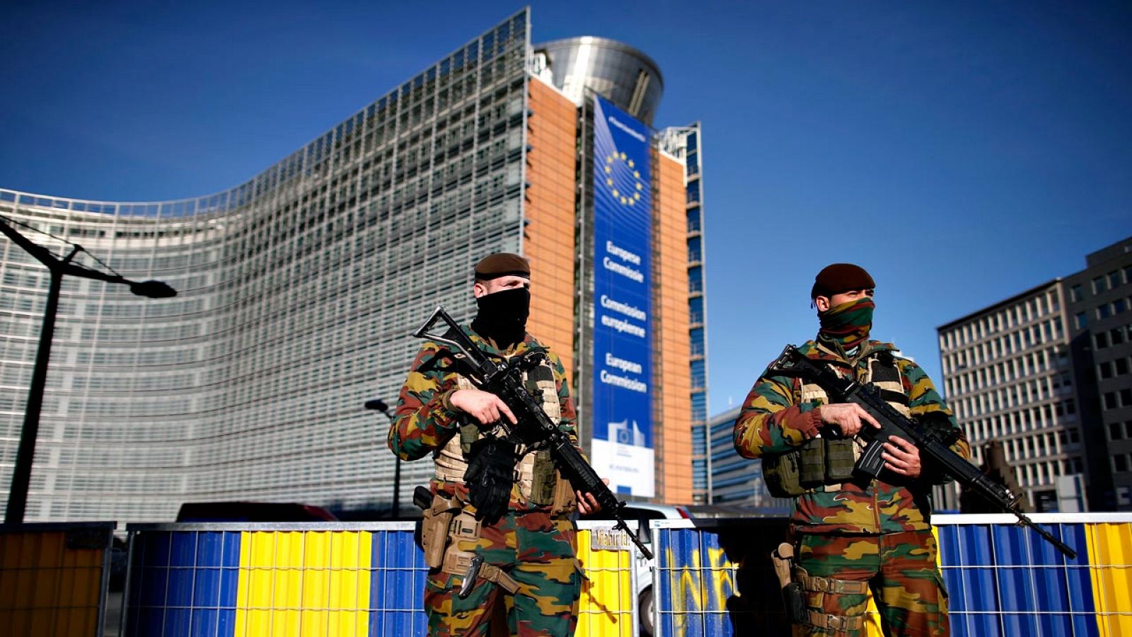 Dos soldados belgas hacen guardia cerca de la sede de la Comisión Europea en Bruselas