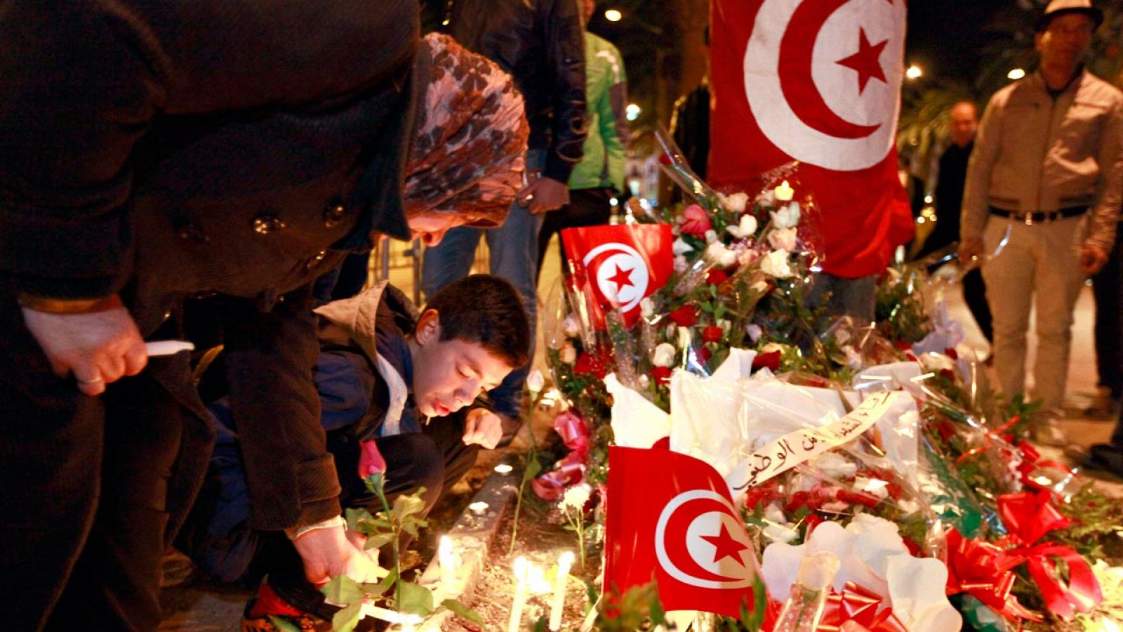 Vigilia por las víctimas del atentado contra un autobús militar en Túnez