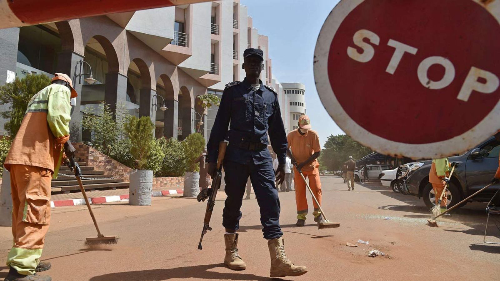 Un agente de policia de Mali patrulla en el exterior del hotel Radisson Blu de Bamako, lugar del atentado