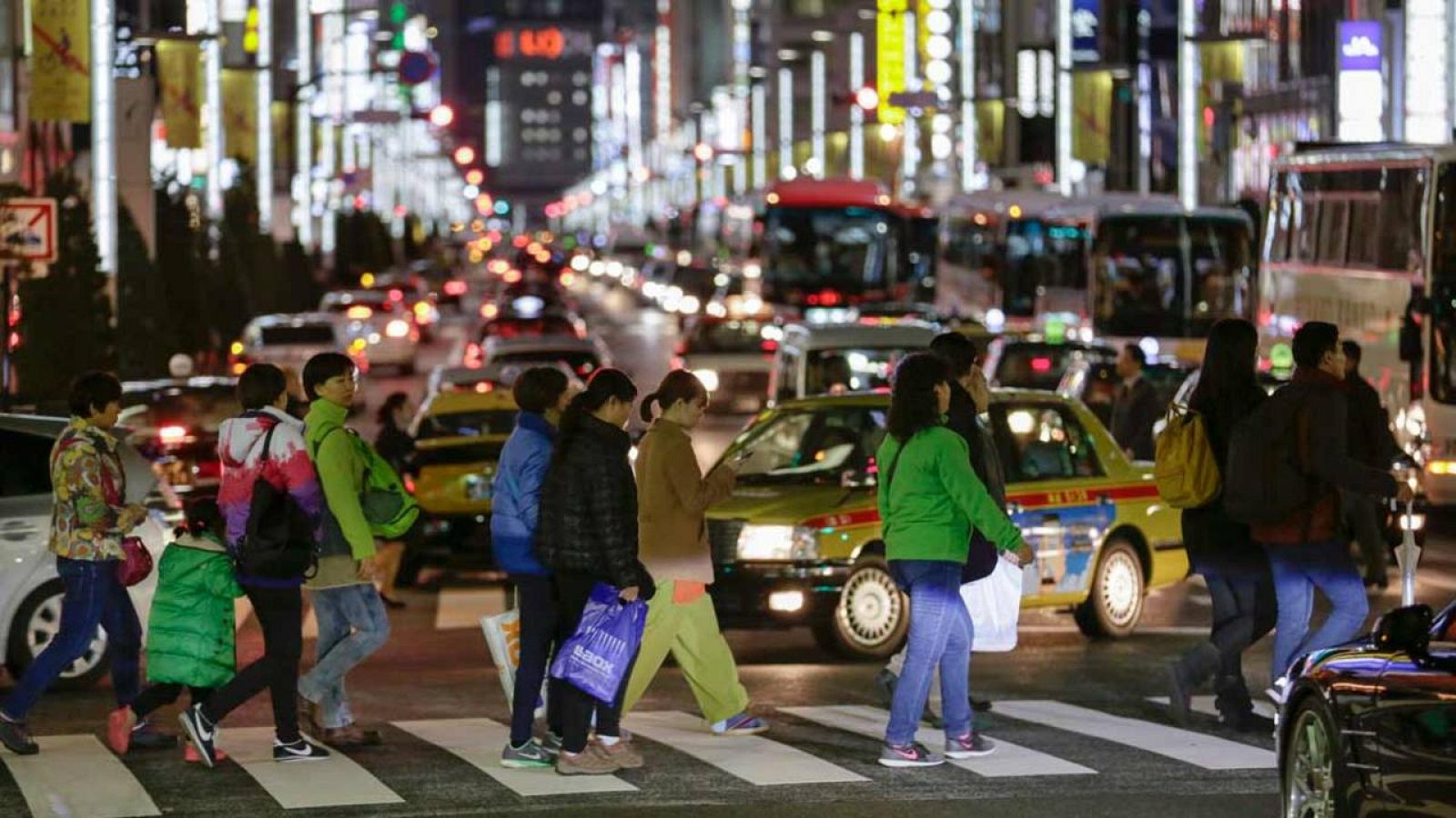 Turistas y locales cruzan la calle principal del distrito de Giza en Tokio.