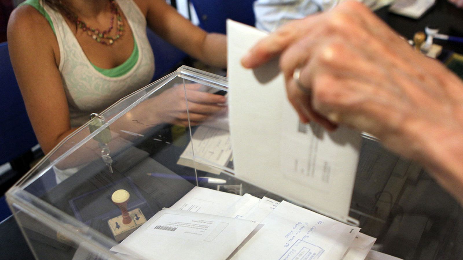 Un hombre vota en las pasadas elecciones generales de España de 2011, en el Consulado en Buenos Aires (Argentina)