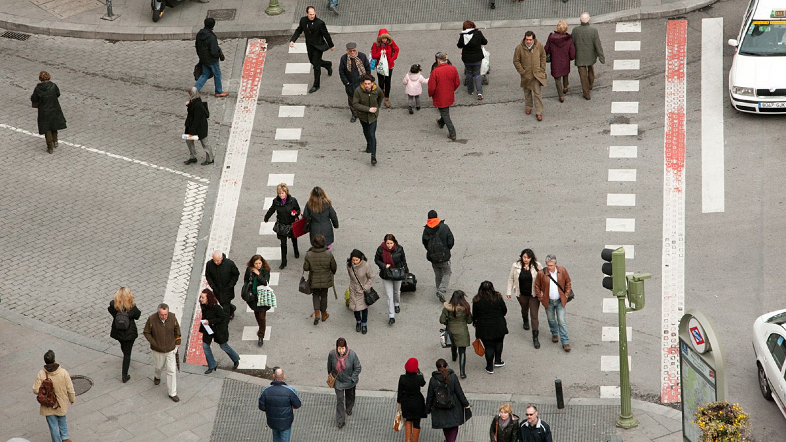 Gente atravesando un paso de peatones en Madrid