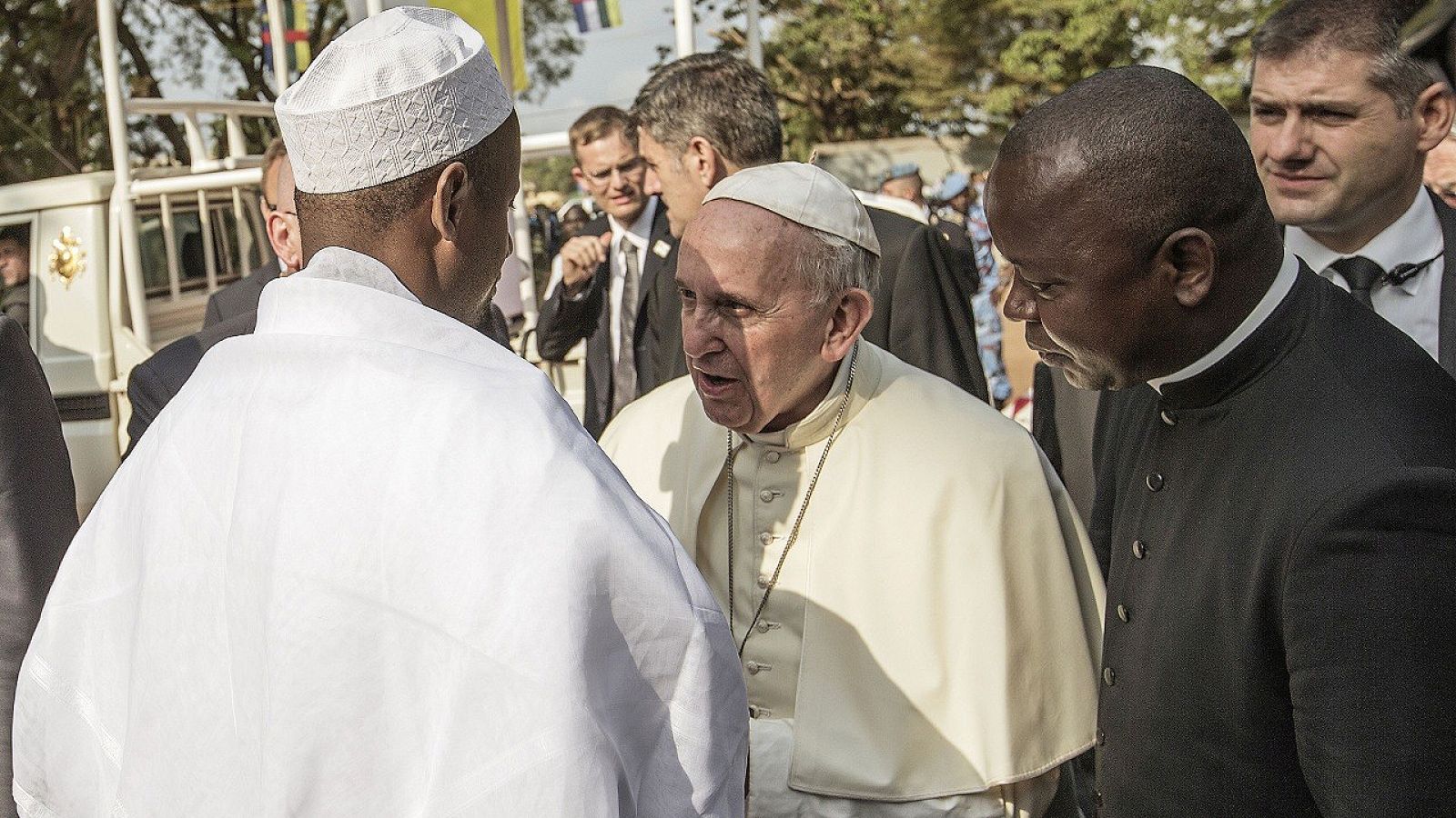 El papa Francisco saluda al imam de la mezquita central de Bangui (República Centroafricana), Nehedi Tidjani, el 30 de noviembre de 2015. AFP PHOTO / GIANLUIGI GUERCIA