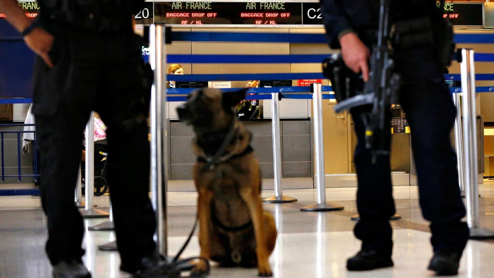Patrulla de policía en el aeropuerto de Los Ángeles