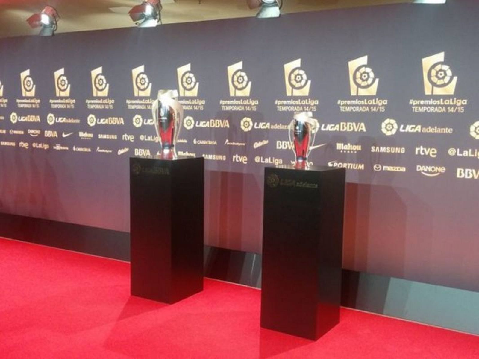 Los trofeos de los premios de La Liga Nacional de Fútbol Profesional de la temporada 2014-15.