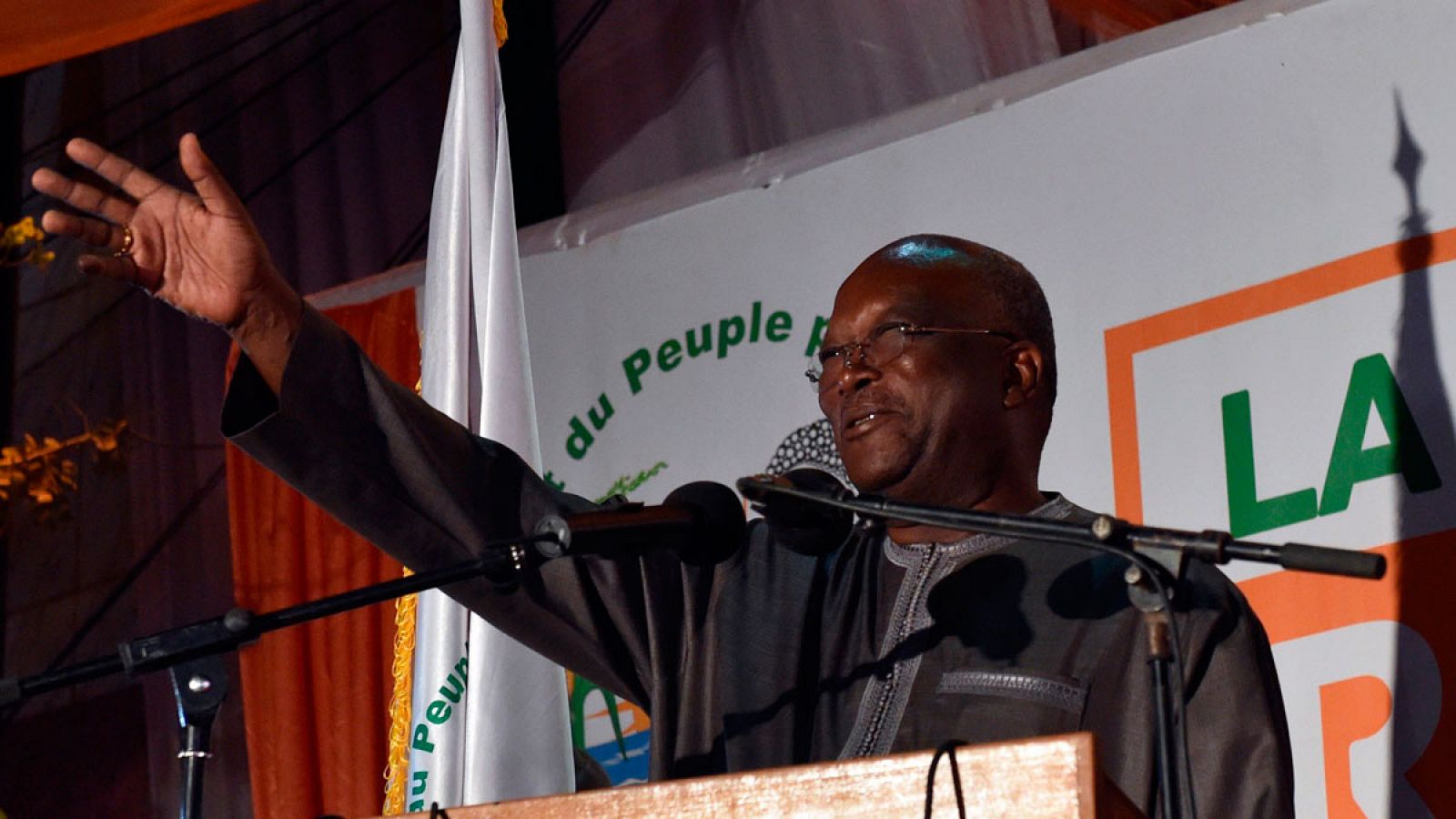 Christian Kabore, el candidato por el Movimiento por el Pueblo y el Progreso, celebra su victoria en las elecciones presidenciales de Burkina Faso.