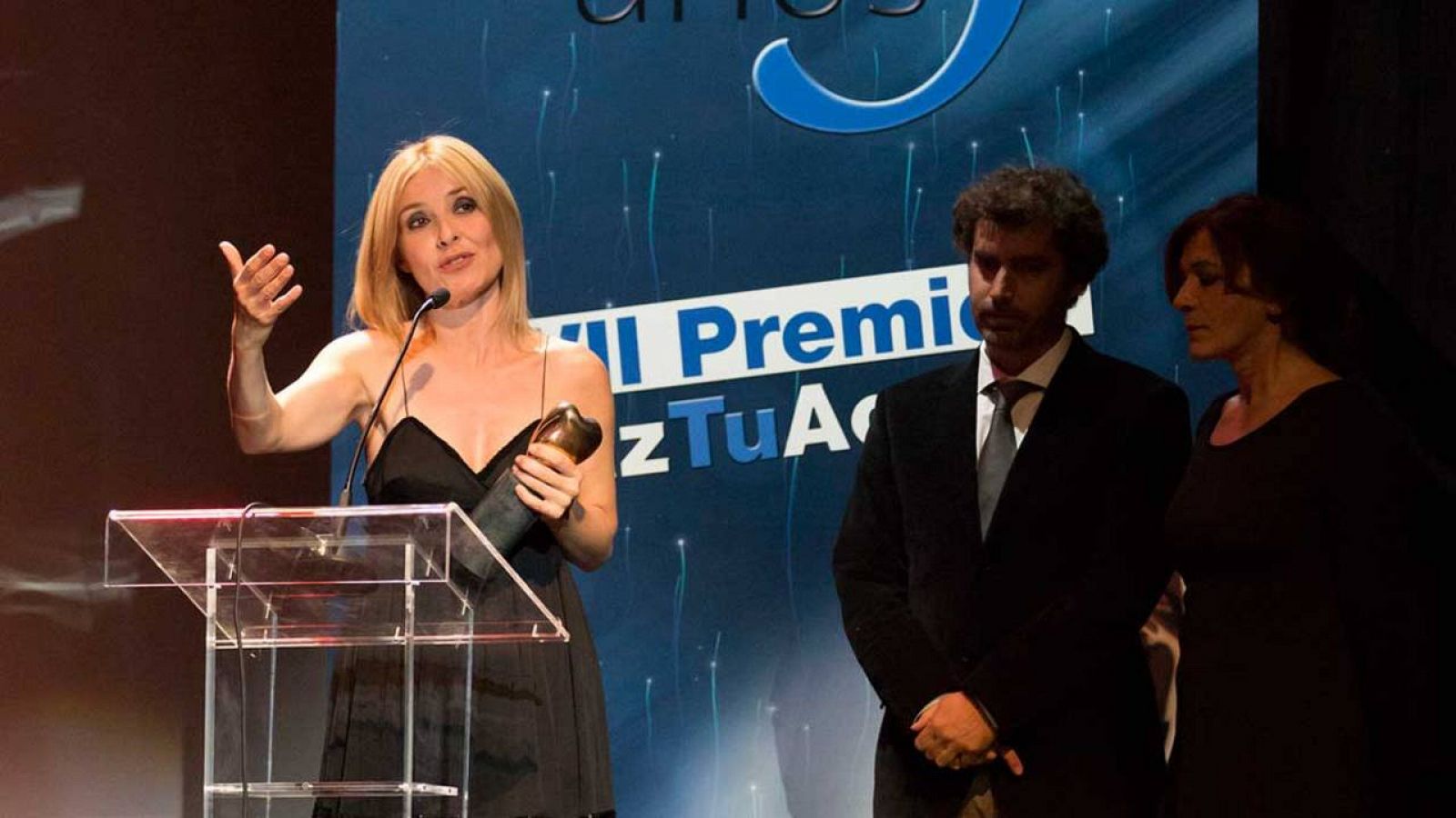 Cayetana Guillén Cuervo, Félix Piñuela y Paz Sufrategui, presentadora, director y subdirectora del programa, recogiendo el galardón