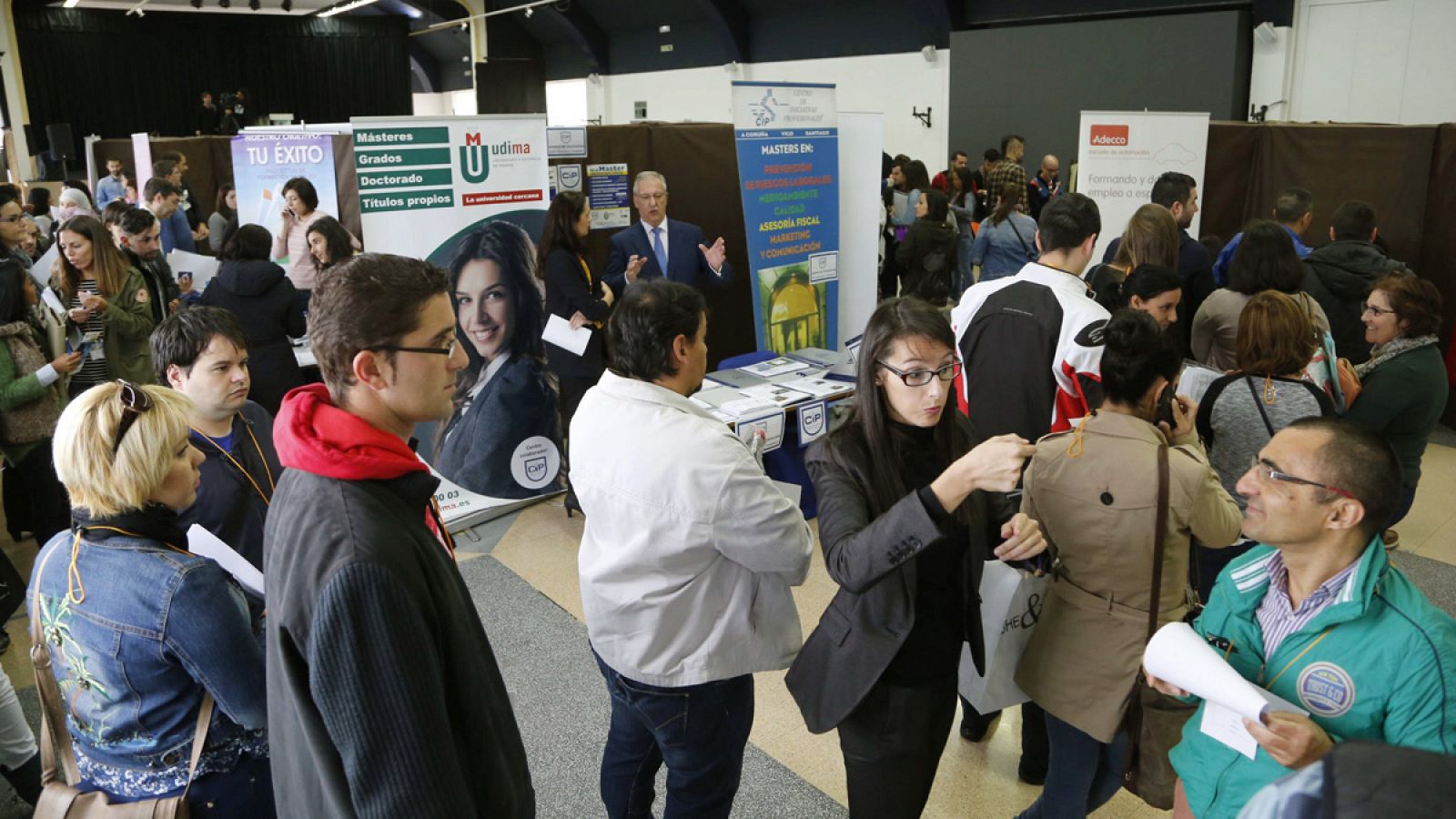 Numerosas personas visitan la Feria de Empleo de Galicia, Empregalia 2015, que se celebró en octubre en la Estación Marítima de Vigo