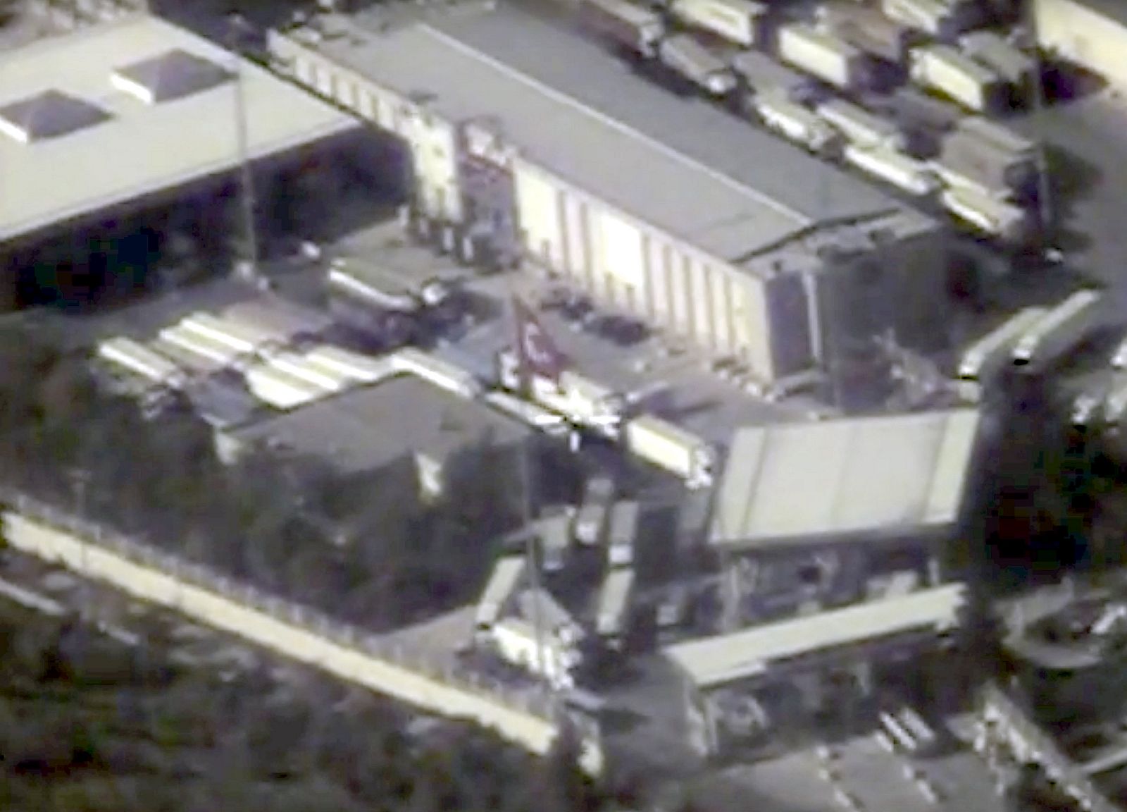 Imagen de satélite difundida por el Ministerio de Defensa ruso que mostraría un paso fronterizo entre Turquía y Siria, con camiones que según Rusia transportan crudo procedente de instalaciones controladas por el Estado Islámico.