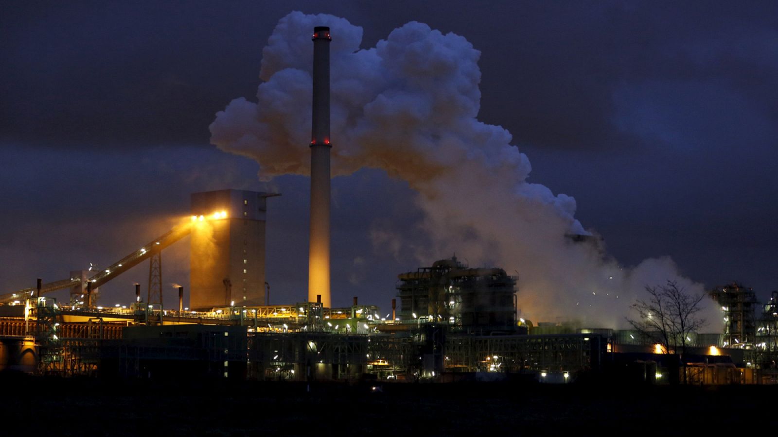 Las industrias dependientes de combustibles fósiles son una de las mayores fuentes emisoras de gases de efecto invernadero.