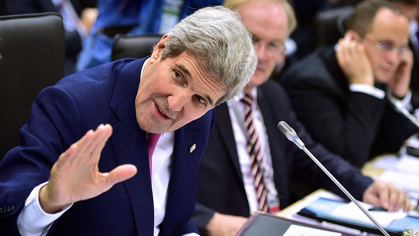 El secretario de Estado norteamericano, John Kerry, gesticula en la reunión ministerial de la OSCE en Belgrado.
